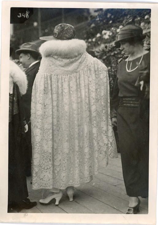 © Textilmuseum St.Gallen, Cape aus Stickerei-Modefotografie, 1920erJahre